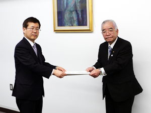 写真：鈴木北関東防衛局長と大野議長