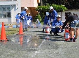 写真：水消火器訓練