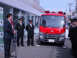 写真：消防団第一分団消防ポンプ自動車引渡式