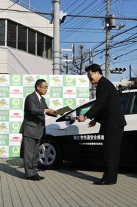 写真：交通安全広報車寄贈式