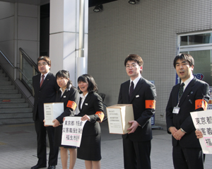 写真：東京都市長会災害義援金駅頭募金活動