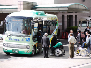 写真：福祉バスもくせい号に乗車