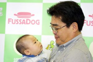 写真：赤ちゃんと市長