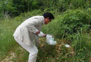 写真：市長による清掃の様子