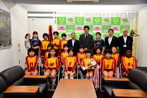 写真：小学生女子バレーボールチーム「コスモスJr」全国大会出場報告