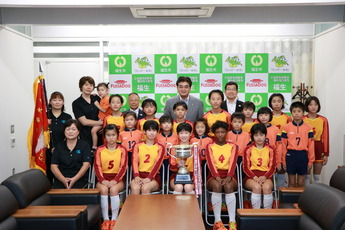 写真：小学生女子バレーボールチーム「コスモスJr」全国大会出場報告