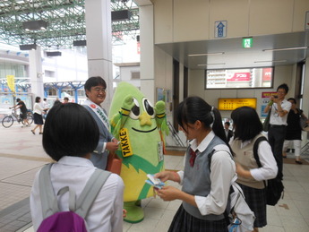 写真：社会を明るくする運動駅頭活動