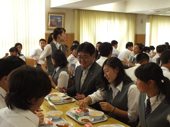 写真：中学校給食視察