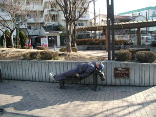 写真：背伸ばしベンチ