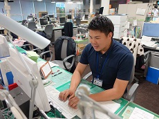 デスクワーク中の齋藤さん