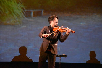 写真：山内達哉氏による演奏