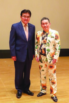 【写真】敬老大会にて演歌歌手の角川博さんと