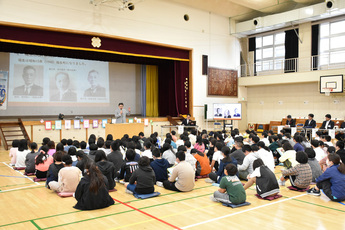 写真：福生第二小学校150周年事業市長講演会