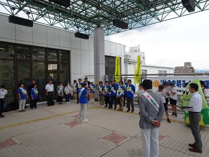 駅頭啓発活動の様子（福生駅）