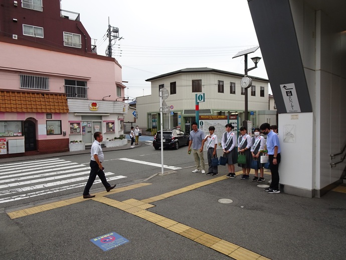 駅頭啓発活動の様子（牛浜駅）