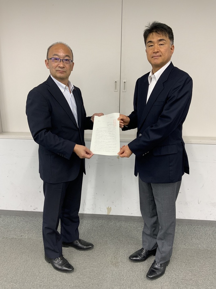 写真:清水横田基地対策特別委員長から田中地方協力局長へ要請