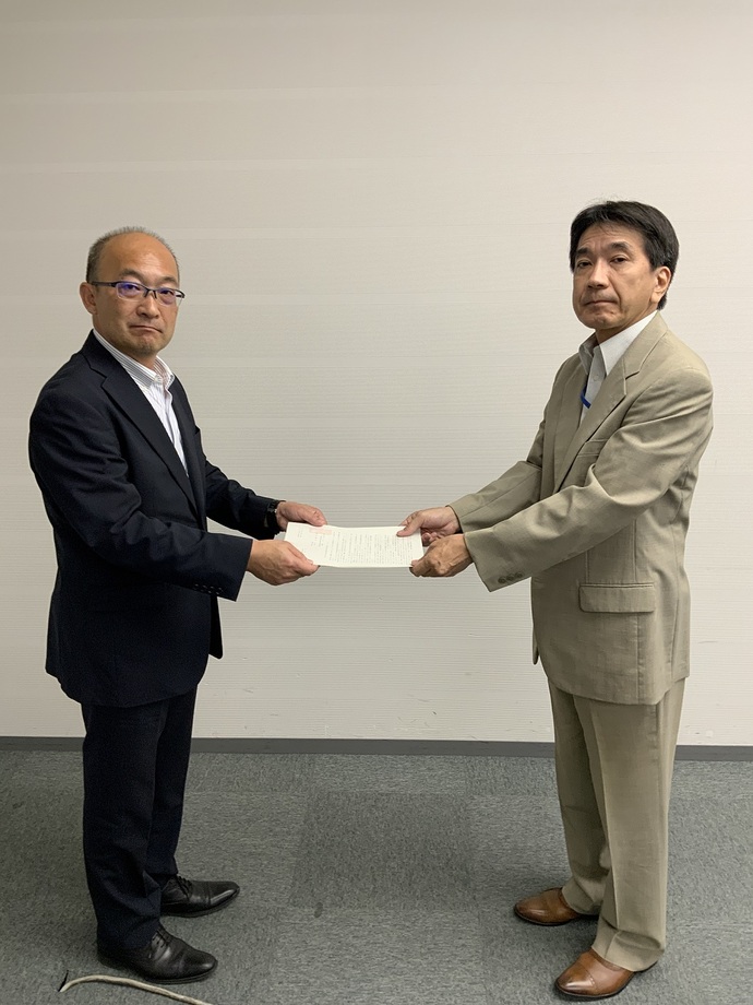 写真:清水横田基地対策特別委員長から森北関東防衛局長へ要請