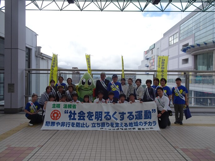駅頭啓発活動の様子（福生駅）