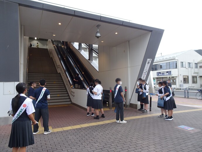 駅頭啓発活動の様子（牛浜駅）